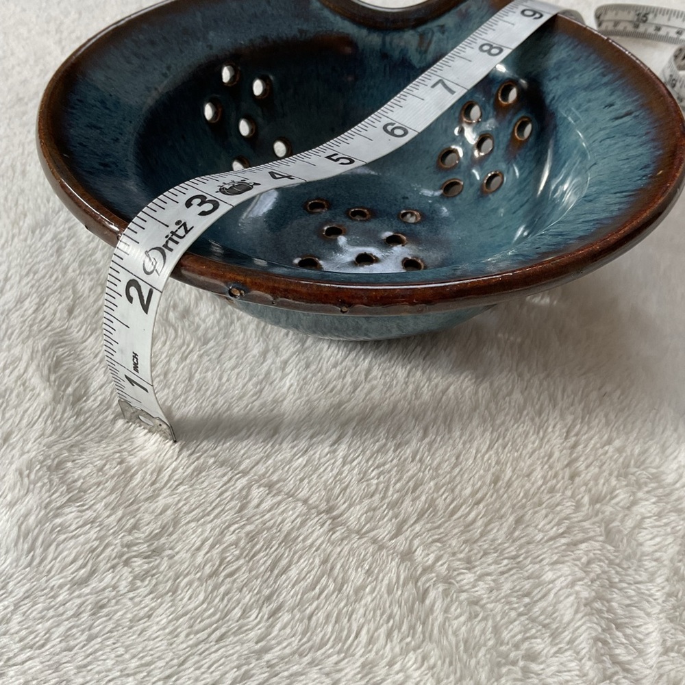 TB Pots Maine Studio Pottery Berry Bowl Colander Blue Drip Glaze 7” Handmade - Picture 11 of 11